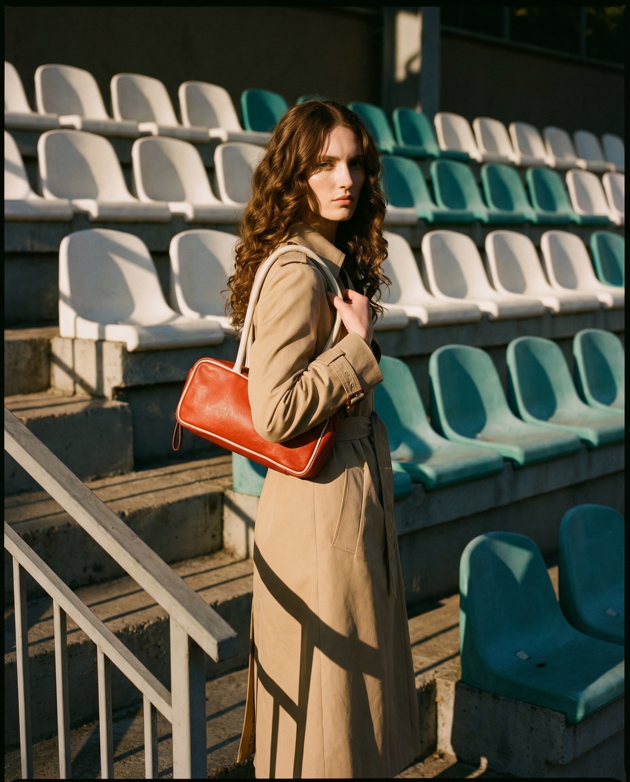 Orange Schultertasche zum Trenchcoat